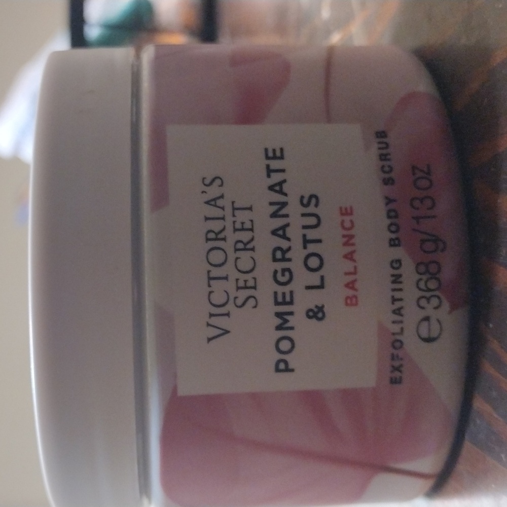 Victoria's Secret Pomegranate & Lotus Balance Exfoliating Body Scrub
